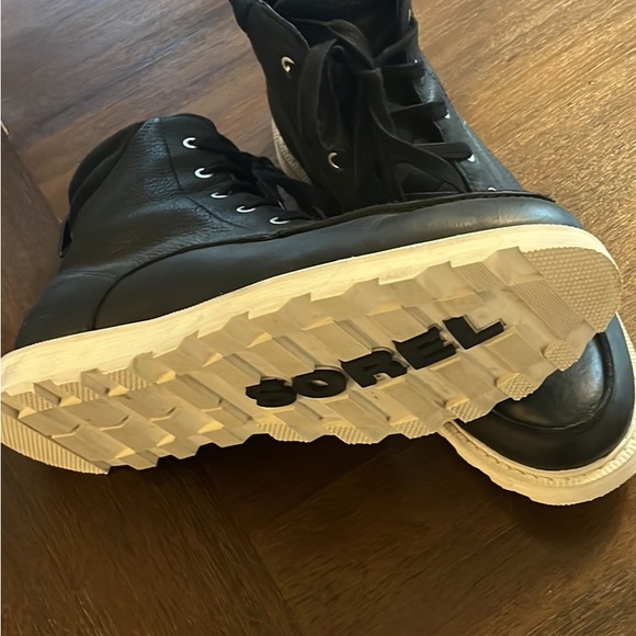 Size 10.5 Sorel boots. Worn twice - Picture 2 of 3